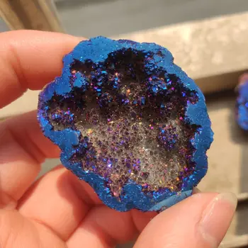 1stk Naturlige Angel Aura Agat Geode Crystal Hul Mineral Prøven Indeholder Ren Klynger Elektro Galvanisering Titanium Belægning