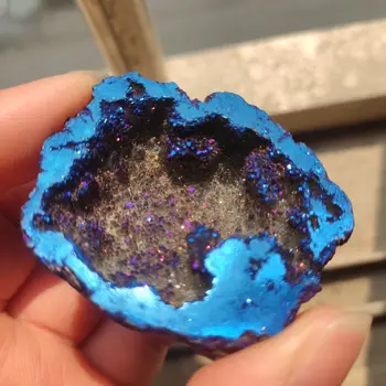 1stk Naturlige Angel Aura Agat Geode Crystal Hul Mineral Prøven Indeholder Ren Klynger Elektro Galvanisering Titanium Belægning