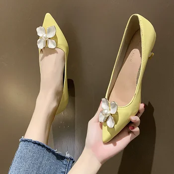 2021 foråret og sommeren nye kvindelige koreanske mode, enkel, stilet firkantet tå høje hæle enkelt sko pearl blomster.