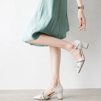 Baotou kvinders sandaler 2021 sommeren nyt ord med spids tå tyk med en blød tunge høje hæle alle-match temperament kvinder sko