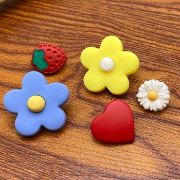 Blomst Sy Knapper til Tøj Farvet børn er håndsyet Plast spænde sy tilbehør Diy håndværk Dekorative knapper