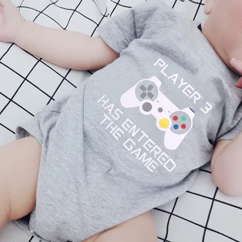 Casual Spædbarn Baby Drenge Tøj Korte Ærmer Sparkedragt til Baby Pige Spiller Spil Brev Ropa Print Kids Tøj er One Piece Jumpsuit
