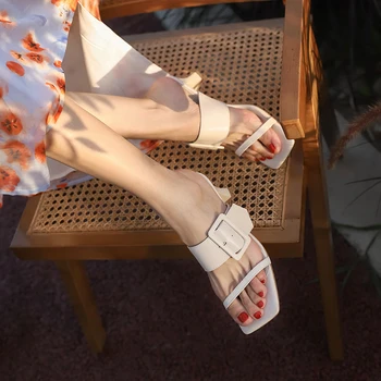 Chinelos de couro feminino 2021 primavera e verão novo confortável e conveniente sandálias de salto médio