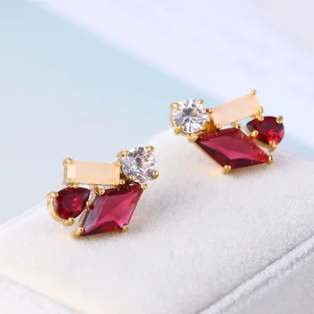 Europæiske og Amerikanske Mode Smykker Engros Simpel måde Diamond Diamond Rød Vilde Øreringe Blandet Parti Kvindelige