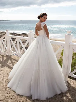 Fantastisk Tyl A-line Brudekjole Med Almindelig Strap-Gulvtæppe Længde Bryllup Kjole Og Elegant Ramme