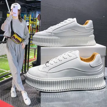 Kvinders sko 2021 nye koreanske version studerende yrelsens små sko hvid sko kvinder nye trend foråret hundrede høj muffin bunde