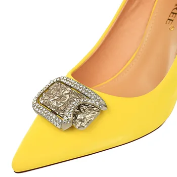Mode Høje Hæle Sko Kvinder metal dekoration Spidse Tå Pumper sexet Slip på sko lavvandede Slide sort gul Shoes De Mujer