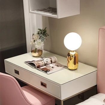 Nordisk LED bordlampe mælkehvidt glas kugle lampe soveværelse sengen runde bord golden enkel stuen interiør belysning indre