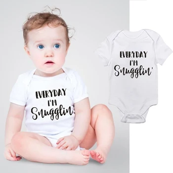 Nyfødte Baby Boy Tøj Korte Ærmer Hvide Bogstaver Printet Sommer Bomuld Romper Baby Buksetrold Baby Tøj Outfit 0-18M