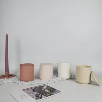 Skræddersyede kreative runde mat keramisk lys kop med låg, sæt håndlavede aromaterapi stearinlys keramik krukke