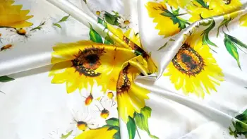 Trykt Silke Satin Stof Til Kjole Skjorte Tøj Jakke Cheongsam 19mm 95% Silke og 5% Spandex Gul Sol Blomst Blomster Sort Hvid