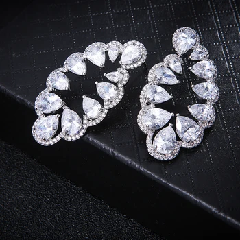 Uregelmæssig oval dråbe form øreringe med skinnende zircon diamanter 210320-04